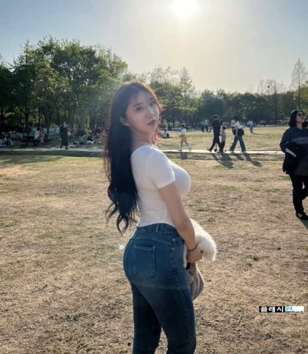 단추가 자꾸 벌어지는 김현연 치어리더 수영복